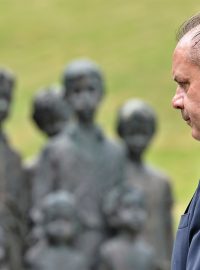 Slovenský prezident Andrej Kiska u sousoší lidických dětí