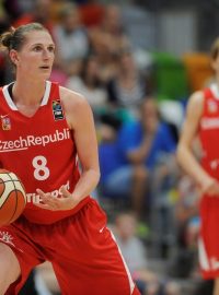 České basketbalistky prohrály s Černou Horou, s míčem Ilona Burgrová