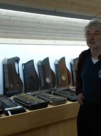 Majitel sbírky hudebních nástrojů v Ostružné v Jeseníkách Miloslav Muselík