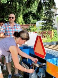 V Trnové u Prahy si teď lidé chodí pro pitnou vodu k cisternám