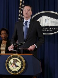 Šéf FBI James Comey představuje v sídle ministerstva spravedlnosti novináře s výsledky razie