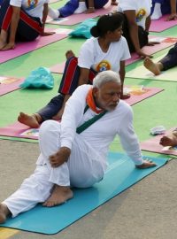 Indický premiér Nárendra Modí se v Dillí přidal k desítkám tisíc lidí, kteří cvičili jógu u příležitosti Mezinárodního dne jógy