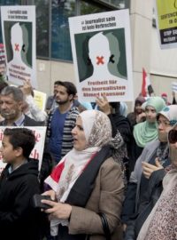 Protest v Berlíně za propuštění novináře Al-Džazíry Ahmada Mansúra