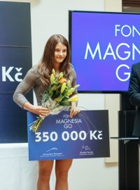 Vítězka Bára Mišendová mezi Alessandrem Pasqualem generálním ředitelem KMV a Ondřejem Vetchým ambasadorem Fondu Magnesia GO