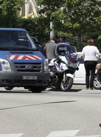 Francouzský policista hlídá uzavřenou oblast v obci Saint-Quentin-Fallavier po útoku na tamní továrnu