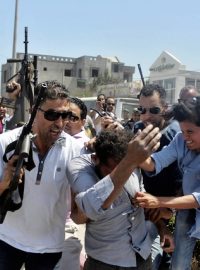 Tuniští policisté odvádějí muže podezřelého z podílu na útocích na hotely ve městě Súsa
