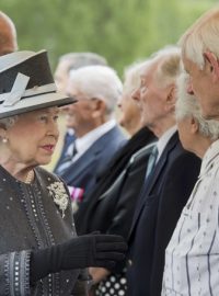 Královna Alžběta II. hovořila s veterány, kteří vyhlazovací tábor ovobozovali