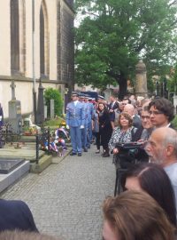 Desítky pamětníků, politiků a členů Konfederace politických vězňů v Praze uctily památku Milady Horákové