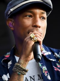 Zpěvák Pharrell Williams na Glastonbury 2015