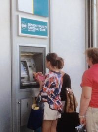 Alespoň bankomaty Řecké národní banky peníze vydávají. Z řeckého účtu je možné vybrat jen 60 eur denně