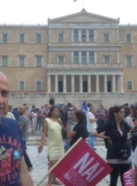 Demonstrace na centrálním aténském náměstí Syntagma pro přijetí podmínek věřitelů Řecka
