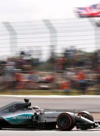 Lewis Hamilton během kvalifikace jeho domácího závodu