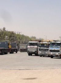Z přechodu Kerem Sálim odjíždí do vnitrozemí pásma Gazy jeden naložený kamion za druhým