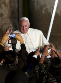 Lidé vítají papeže Františka v ekvádorském Quitu