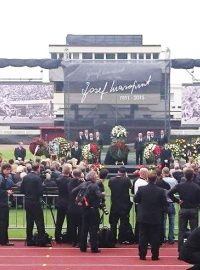 Pohřeb Josefa Masopusta se odehrál přímo na stadionu Dukly