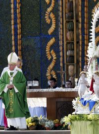 Papež František slouží slavnostní mši pod širým nebem