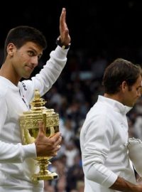 Djoković s titulem, Federer v pozadí, typický obrázek pro finále Wimbledonu v posledních letech