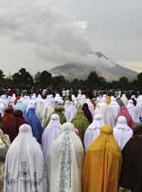 Muslimové pozorují aktivní sopku Sinabung