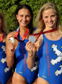 Trojice českých plavkyň, které si z univerziády odvezly medaile. Zleva bronzová Martina Moravčíková a stříbrné Barbora Závadová se Simonou Baumrtovou