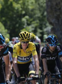 Leopold König (vpravo) pracuje na letošní Tour de France pro lídra týmu Sky Chrise Frooma (ve žlutém)