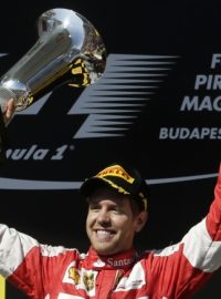 Sebastian Vettel se raduje z vítězství ve Velké ceně Maďarska