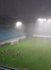 Provazy deště se valí na fotbalisty pražské Sparty v Moskvě