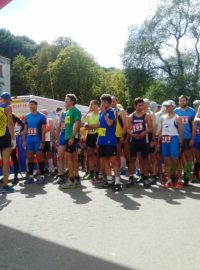 Maratonci na startu závodu v pražské Stromovce