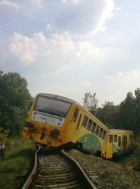 U Všetat na Mělnicku se srazil osobní vlak s traktorem