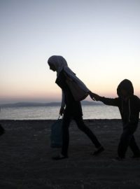 Migranti na pláži na řeckém ostrově Kos
