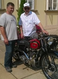 Phil Read u historických motocyklů na Dominikánském náměstí v Brně