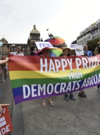 Průvod hrdosti gayů, leseb, bisexuálů a transsexuálů Prague Pride na Václavském náměstí v Praze