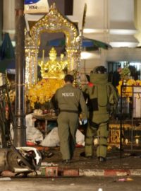 Policisté prohledávají okolí chrámu Erawan v Bangkoku, v jehož blízkosti došlo k mohutné explozi