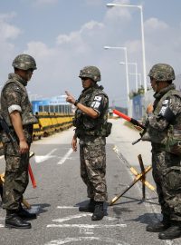 Jihokorejští vojáci poblíž demilitarizované zóny, která odděluje obě Koree