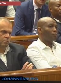 Radovan Krejčíř poslouchá rozsudek jihoafrického soudu (24.8.2015)