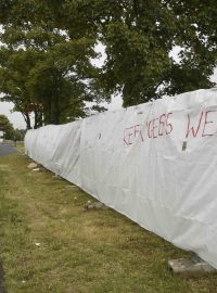 Nápis na uprchlickém táboře v Heidenau vítá uprchlíky