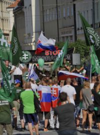 Několik stovek příznivců Lidové strany Naše Slovensko se sešlo na náměstí v Trnavě, aby protestovali proti přijímání imigrantů