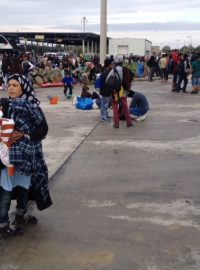 Tisíce uprchlíků dorazily v sobotu ráno na hranici s Rakouskem a dále do obce Nickelsdorf.