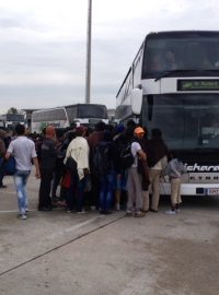 Rakousko převáží migranty, kteří dorazili z Maďarska, pomoci vlaků a autobusů