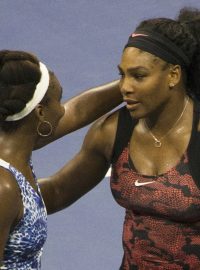 Venus Williamsová (vlevo) gratuluje své sestře Sereně k postupu do semifinále US Open