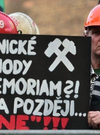 Odboráři a horníci z důlní společnosti OKD Ostrava demonstrovali před sídlem vlády za prosazení zákona o dřívějších hornických důchodech
