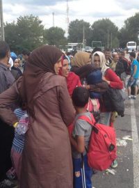 Maďarská policie přestala registrovat uprchlíky a vozí je na sever země, odkud je pouští do Rakouska