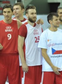 Přímo z posledního zápasu ve skupině se basketbalová reprezentace přesunula do letadla