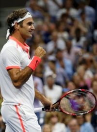 Švýcar Roger Federer se raduje z postupu do finále US Open po vítězství nad krajanem Wawrinkou