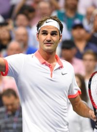 Švýcarský tenista Roger Federer se raduje z postupu do finále US Open