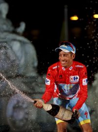 Italský cyklista Fabio Aru se raduje z celkového vítězství ve Vueltě