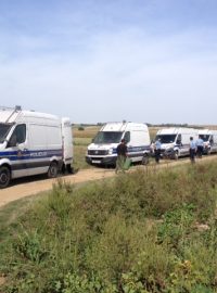Policie hlídkuje na srbsko-chorvatské hranici. Právě tudy se řada migrantů snaží proniknout do EU