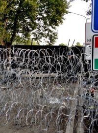 Migranti opouští srbsko-maďarskou hranici