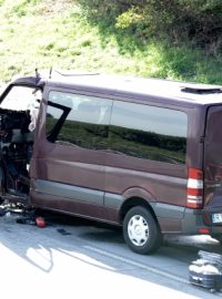 Při srážce nákladního auta a dodávky na dálnici D1 u Rousínova na Vyškovsku zahynulo pět lidí a tři byli zraněni