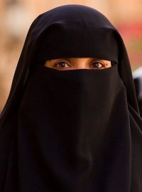 Žena v nikábu - fundamentalismus - islám