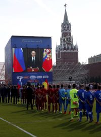 Z obří obrazovky pozdravil fotbalisty i přihlížející prezident Vladimir Putin